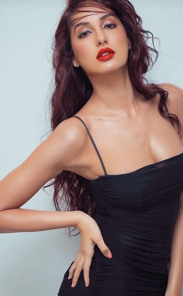 Hot-Bollywood-Actress-Nora-Fatehi(2)